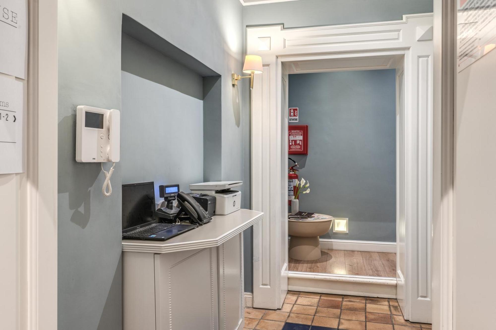Townhouse Condotti 29 Рим Екстериор снимка